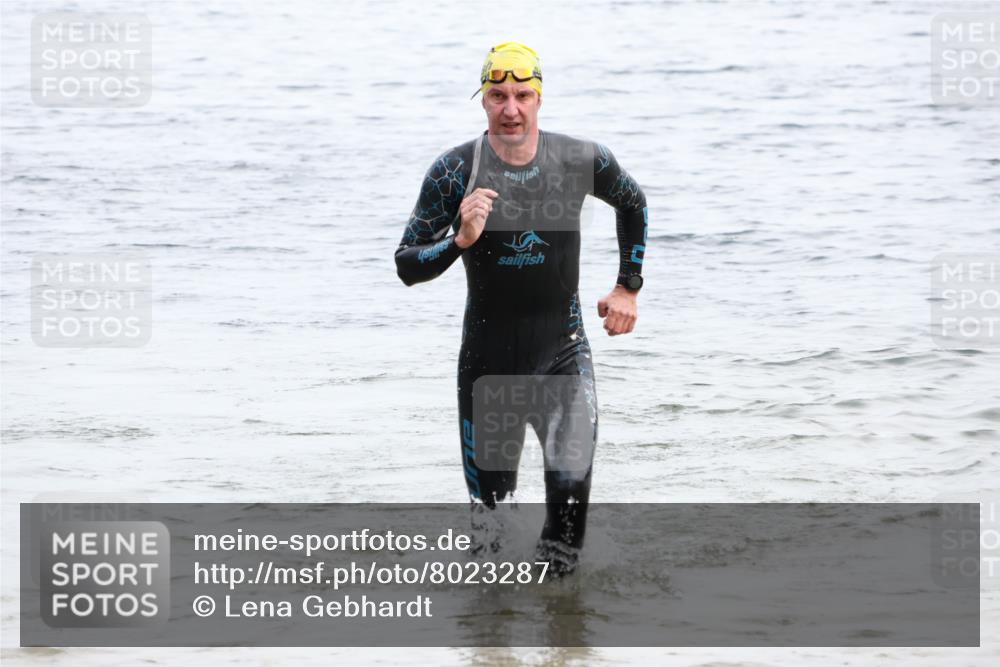 15.06.2025 - 27. Vierlanden-Triathlon Lena Gebhardt http://msf.ph/oto/8023287 15.06.2025 10:52:24 Schwimmen 652, 682, 759 meine-sportfotos.de