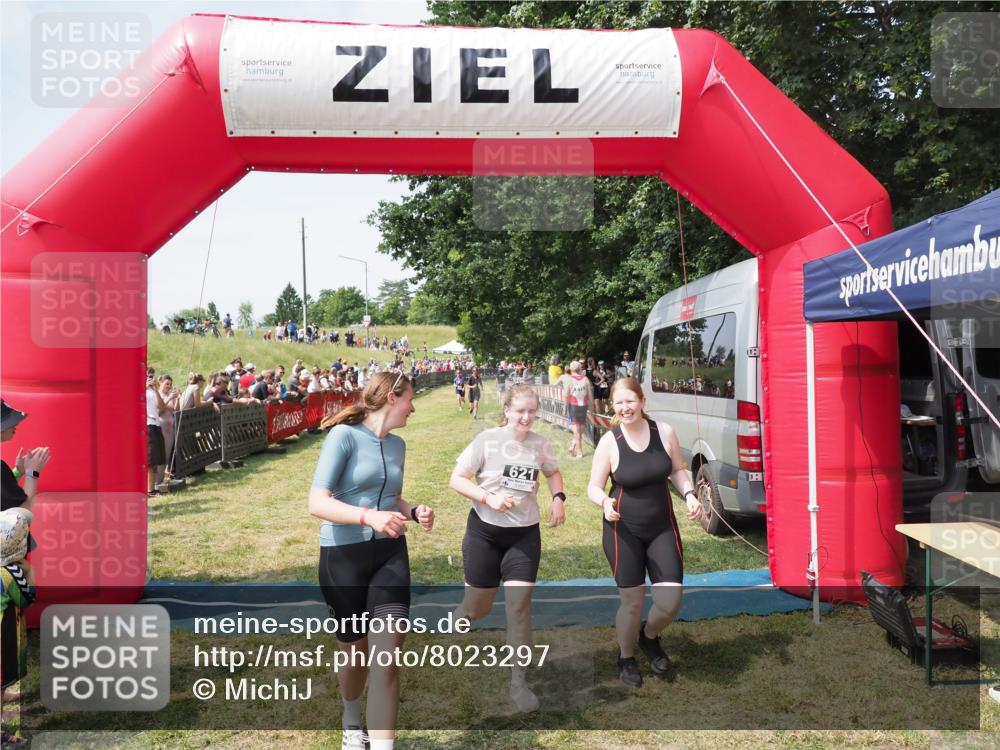 21.06.2025 - 27. Vierlanden-Triathlon MichiJ http://msf.ph/oto/8023297 15.06.2026 11:39:10 Ziel 621 meine-sportfotos.de