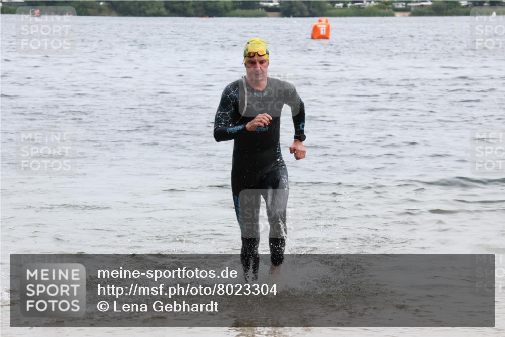 15.06.2025 - 27. Vierlanden-Triathlon Lena Gebhardt http://msf.ph/oto/8023304 15.06.2025 10:52:25 Schwimmen 652, 682, 759 meine-sportfotos.de