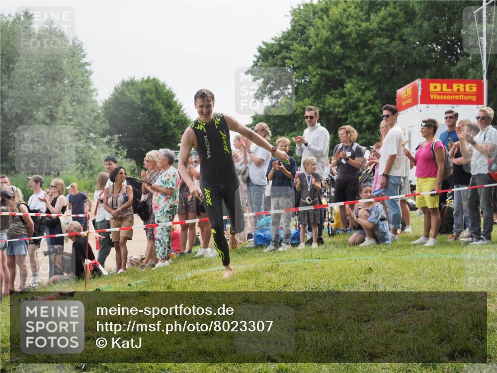 15.06.2025 - 27. Vierlanden-Triathlon KatJ http://msf.ph/oto/8023307 15.06.2025 10:56:15 Schwimmen 702, 716, 733 meine-sportfotos.de