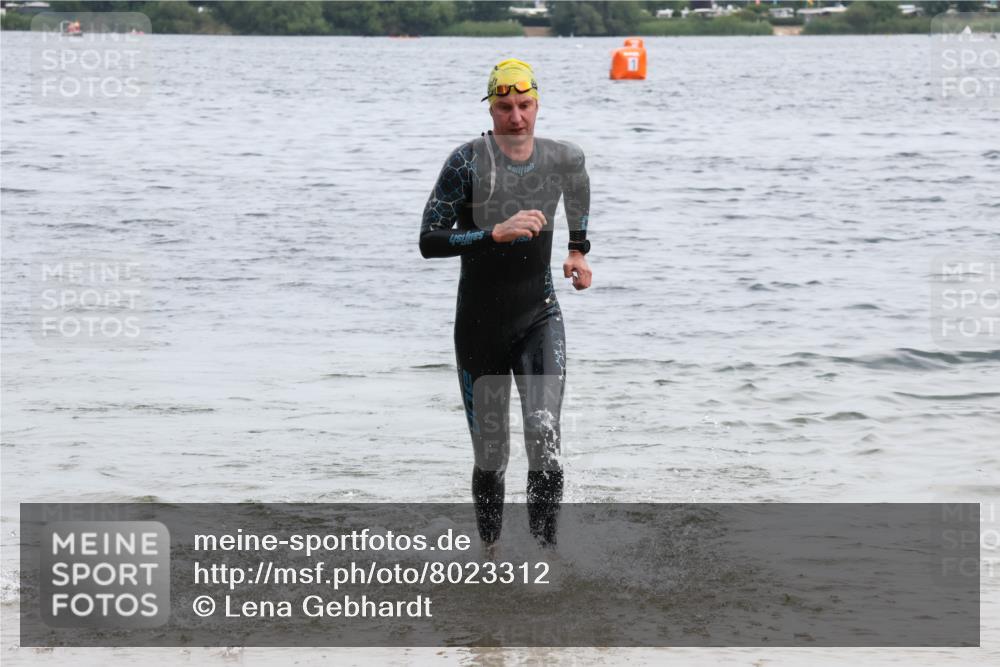 15.06.2025 - 27. Vierlanden-Triathlon Lena Gebhardt http://msf.ph/oto/8023312 15.06.2025 10:52:25 Schwimmen 652, 682, 759 meine-sportfotos.de