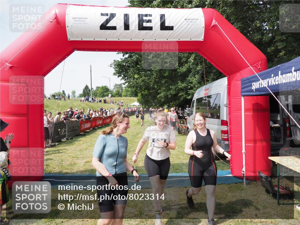 21.06.2025 - 27. Vierlanden-Triathlon MichiJ http://msf.ph/oto/8023314 15.06.2026 11:39:10 Ziel 621 meine-sportfotos.de