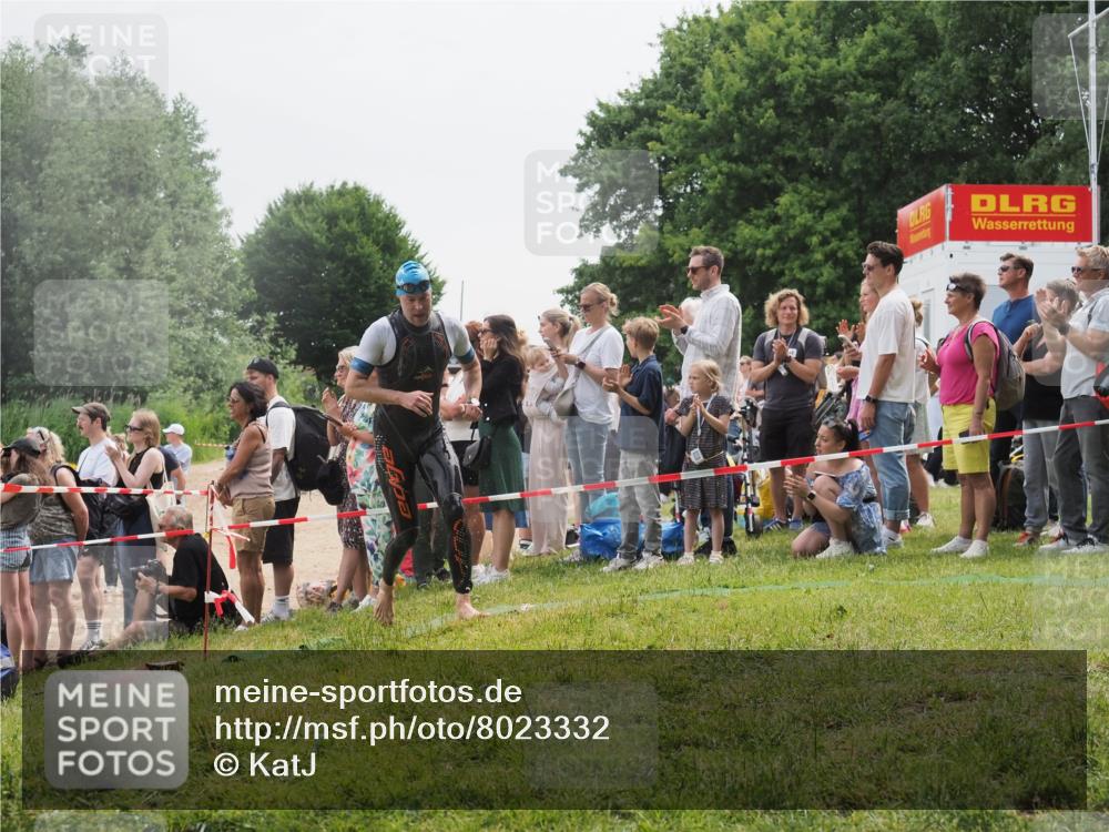 15.06.2025 - 27. Vierlanden-Triathlon KatJ http://msf.ph/oto/8023332 15.06.2025 10:56:21 Schwimmen 702, 716, 730 meine-sportfotos.de
