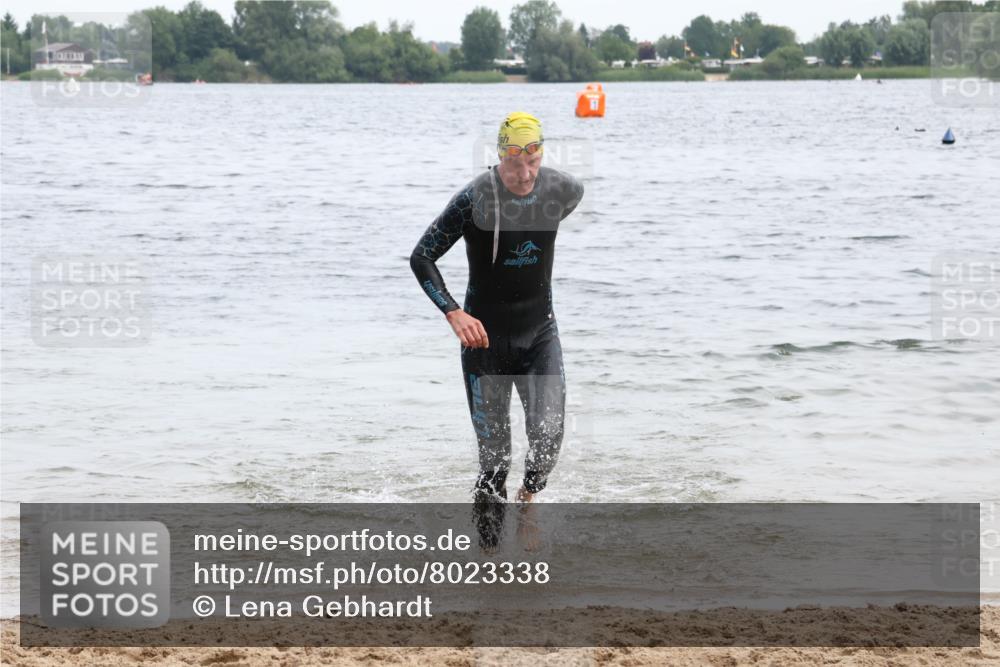 15.06.2025 - 27. Vierlanden-Triathlon Lena Gebhardt http://msf.ph/oto/8023338 15.06.2025 10:52:26 Schwimmen 652, 682, 759 meine-sportfotos.de