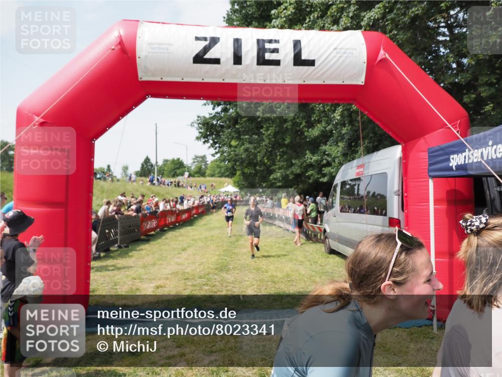 21.06.2025 - 27. Vierlanden-Triathlon MichiJ http://msf.ph/oto/8023341 15.06.2026 11:39:14 Ziel 489, 536, 621 meine-sportfotos.de