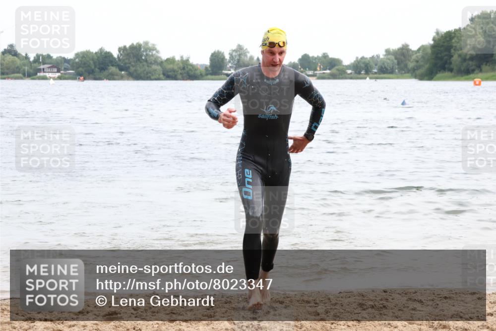 15.06.2025 - 27. Vierlanden-Triathlon Lena Gebhardt http://msf.ph/oto/8023347 15.06.2025 10:52:27 Schwimmen 652, 682, 759 meine-sportfotos.de
