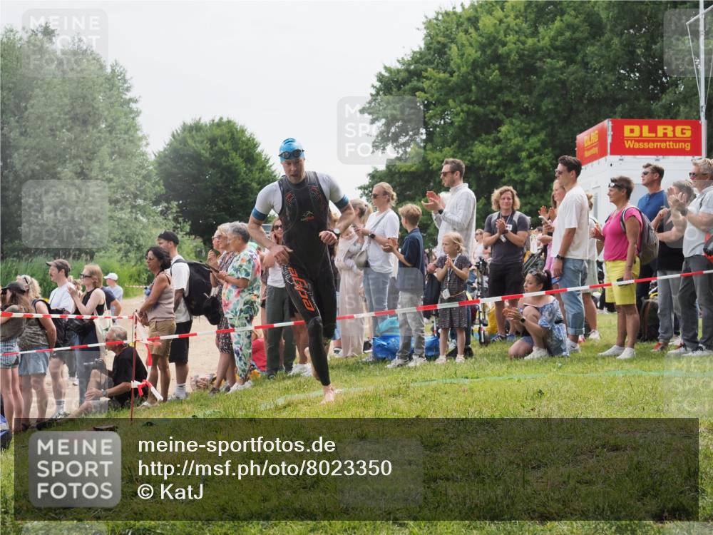15.06.2025 - 27. Vierlanden-Triathlon KatJ http://msf.ph/oto/8023350 15.06.2025 10:56:22 Schwimmen 702, 716, 730 meine-sportfotos.de