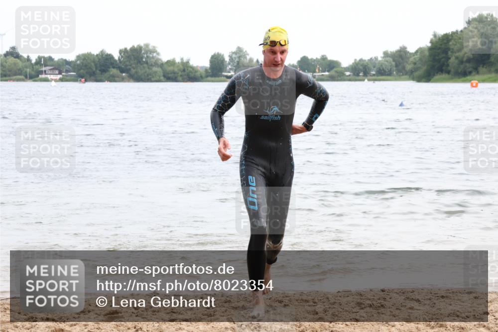15.06.2025 - 27. Vierlanden-Triathlon Lena Gebhardt http://msf.ph/oto/8023354 15.06.2025 10:52:27 Schwimmen 652, 682, 759 meine-sportfotos.de