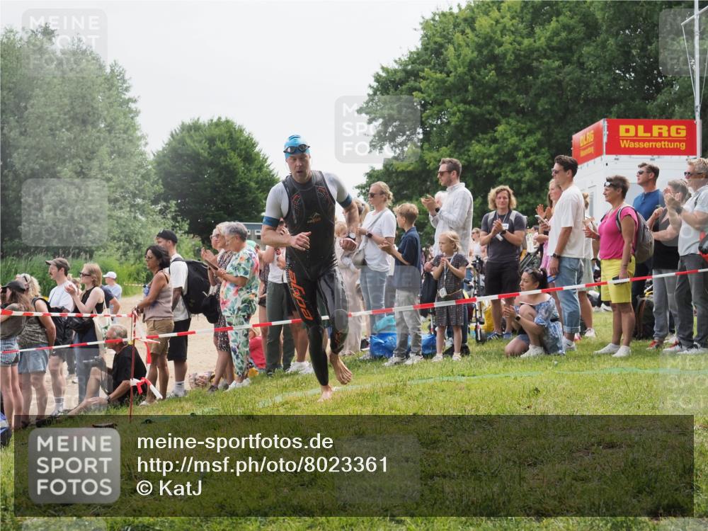 15.06.2025 - 27. Vierlanden-Triathlon KatJ http://msf.ph/oto/8023361 15.06.2025 10:56:22 Schwimmen 702, 716, 730 meine-sportfotos.de