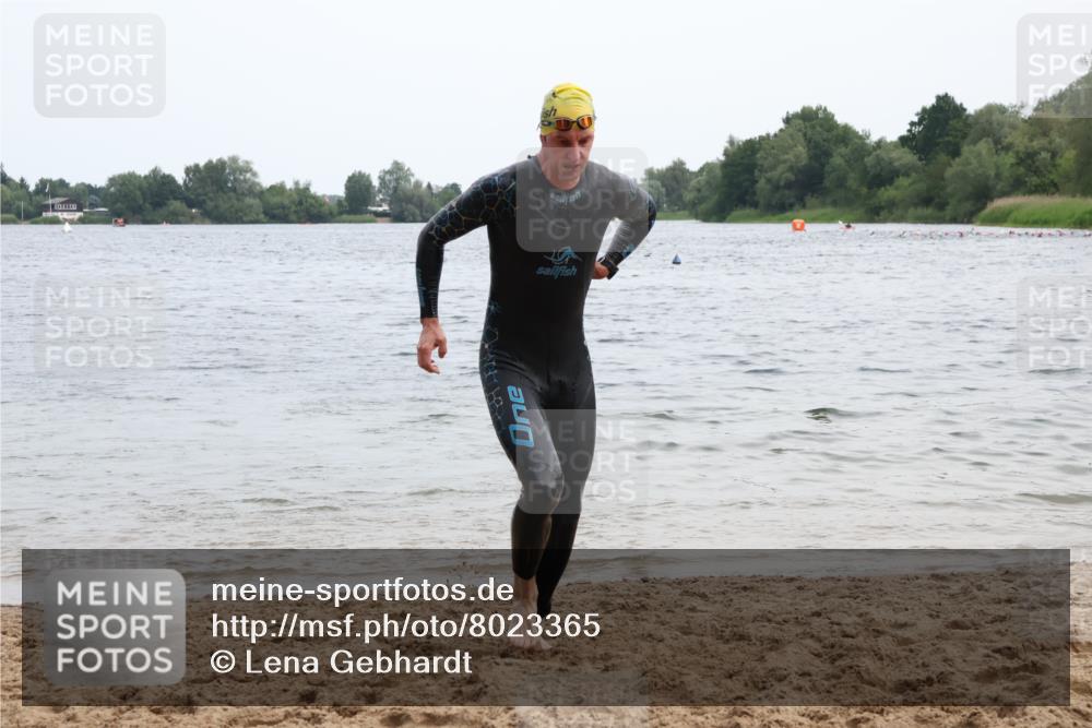 15.06.2025 - 27. Vierlanden-Triathlon Lena Gebhardt http://msf.ph/oto/8023365 15.06.2025 10:52:27 Schwimmen 652, 682, 759 meine-sportfotos.de
