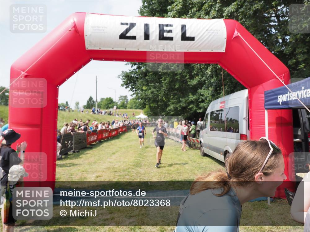21.06.2025 - 27. Vierlanden-Triathlon MichiJ http://msf.ph/oto/8023368 15.06.2026 11:39:14 Ziel 489, 536, 621 meine-sportfotos.de