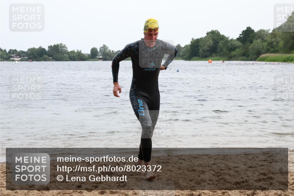 15.06.2025 - 27. Vierlanden-Triathlon Lena Gebhardt http://msf.ph/oto/8023372 15.06.2025 10:52:27 Schwimmen 652, 682, 759 meine-sportfotos.de