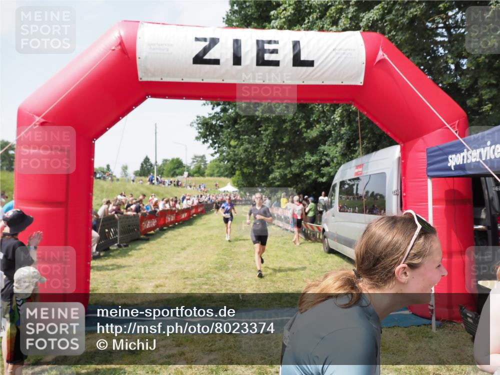21.06.2025 - 27. Vierlanden-Triathlon MichiJ http://msf.ph/oto/8023374 15.06.2026 11:39:14 Ziel 489, 536, 621 meine-sportfotos.de