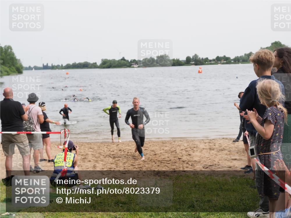 21.06.2025 - 27. Vierlanden-Triathlon MichiJ http://msf.ph/oto/8023379 15.06.2026 10:54:34 Schwimmen 695, 715, 749 meine-sportfotos.de