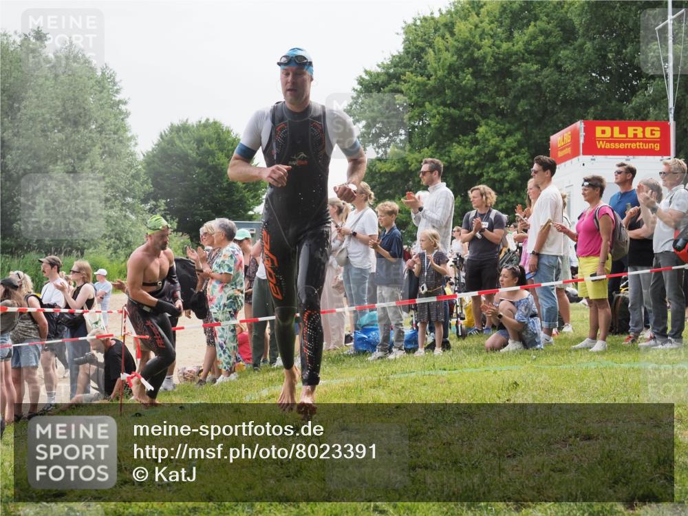 15.06.2025 - 27. Vierlanden-Triathlon KatJ http://msf.ph/oto/8023391 15.06.2025 10:56:23 Schwimmen 702, 716, 730 meine-sportfotos.de