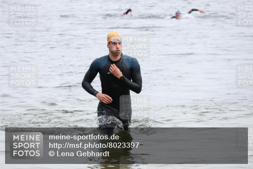 15.06.2025 - 27. Vierlanden-Triathlon Lena Gebhardt http://msf.ph/oto/8023397 15.06.2025 10:53:01 Schwimmen 638 meine-sportfotos.de