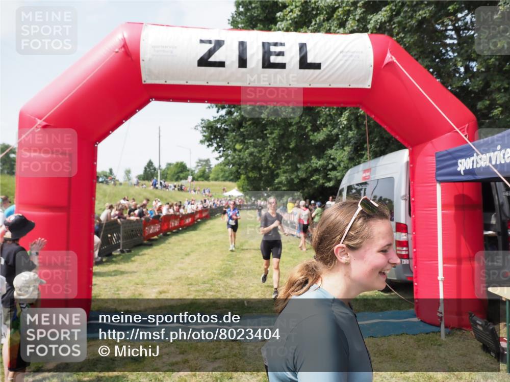 21.06.2025 - 27. Vierlanden-Triathlon MichiJ http://msf.ph/oto/8023404 15.06.2026 11:39:15 Ziel 489, 536, 621 meine-sportfotos.de