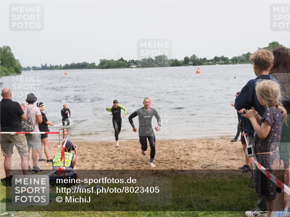 21.06.2025 - 27. Vierlanden-Triathlon MichiJ http://msf.ph/oto/8023405 15.06.2026 10:54:35 Schwimmen 695, 715, 749 meine-sportfotos.de