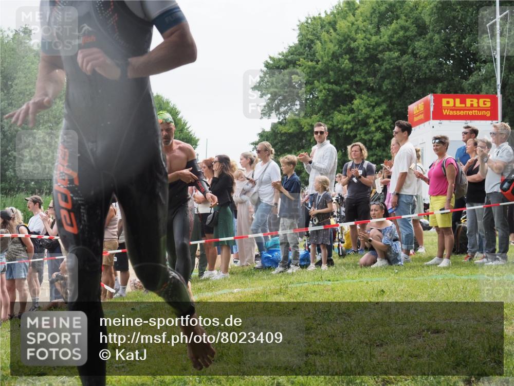 15.06.2025 - 27. Vierlanden-Triathlon KatJ http://msf.ph/oto/8023409 15.06.2025 10:56:24 Schwimmen 702, 716, 730 meine-sportfotos.de