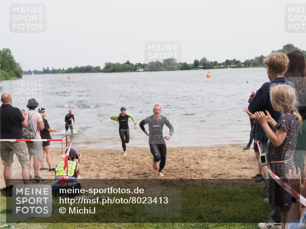 21.06.2025 - 27. Vierlanden-Triathlon MichiJ http://msf.ph/oto/8023413 15.06.2026 10:54:35 Schwimmen 695, 715, 749 meine-sportfotos.de
