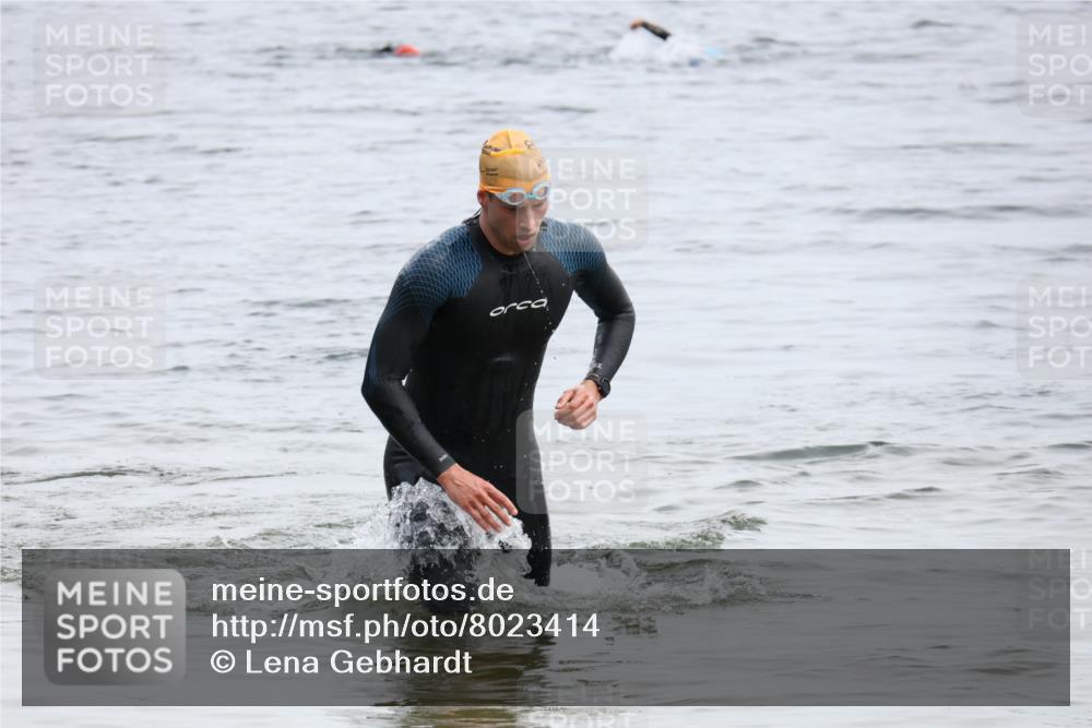 15.06.2025 - 27. Vierlanden-Triathlon Lena Gebhardt http://msf.ph/oto/8023414 15.06.2025 10:53:02 Schwimmen 638 meine-sportfotos.de