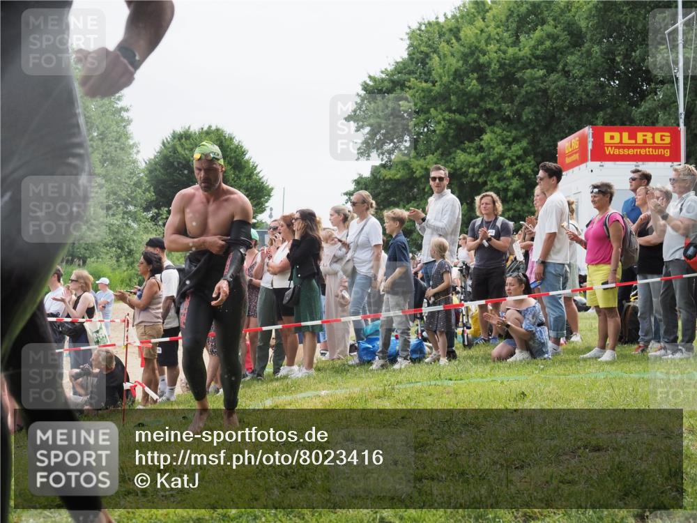 15.06.2025 - 27. Vierlanden-Triathlon KatJ http://msf.ph/oto/8023416 15.06.2025 10:56:24 Schwimmen 702, 716, 730 meine-sportfotos.de