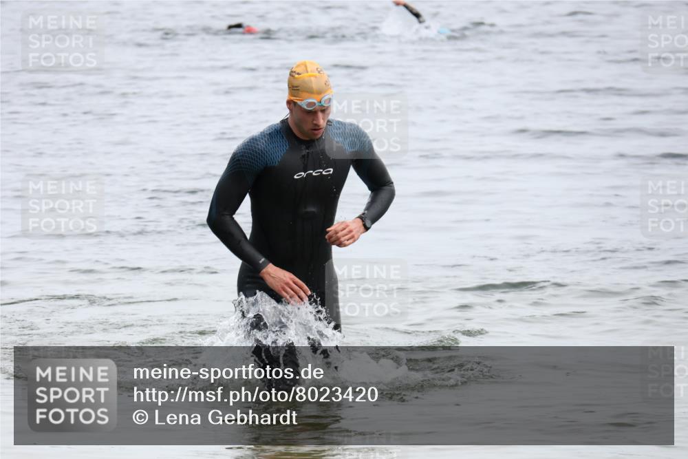 15.06.2025 - 27. Vierlanden-Triathlon Lena Gebhardt http://msf.ph/oto/8023420 15.06.2025 10:53:02 Schwimmen 638 meine-sportfotos.de