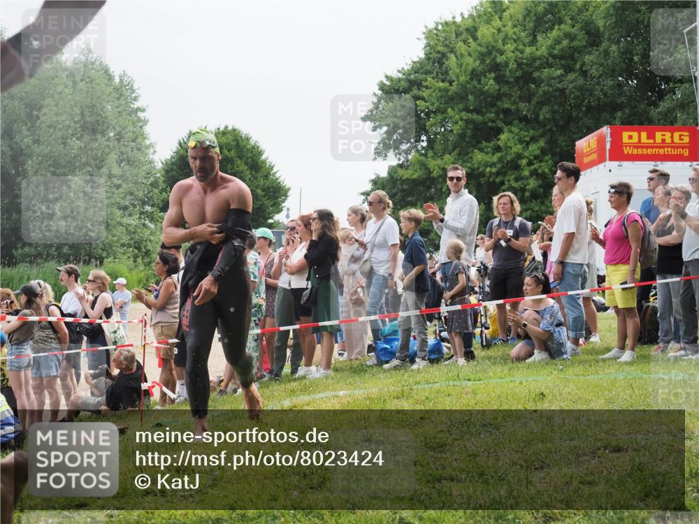 15.06.2025 - 27. Vierlanden-Triathlon KatJ http://msf.ph/oto/8023424 15.06.2025 10:56:24 Schwimmen 702, 716, 730 meine-sportfotos.de