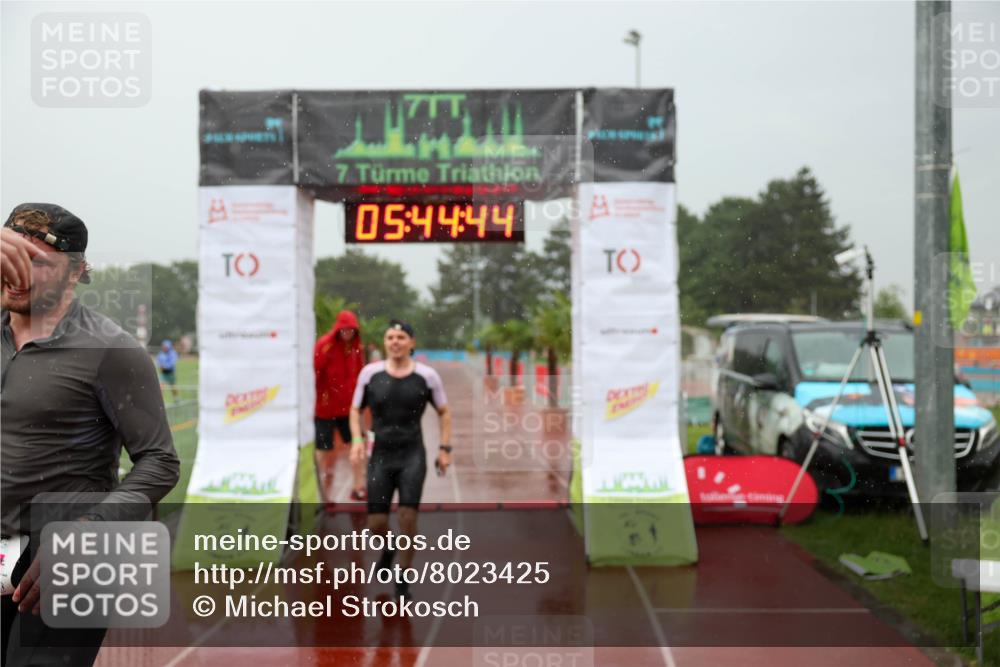 15.06.2025 - 7 Türme Triathlon Michael Strokosch http://msf.ph/oto/8023425 15.06.2025 15:44:44 Ziel 274, 296 meine-sportfotos.de