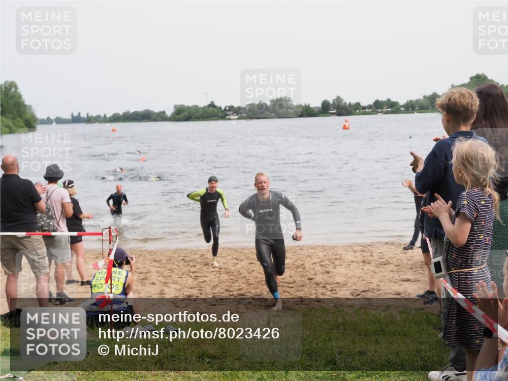 21.06.2025 - 27. Vierlanden-Triathlon MichiJ http://msf.ph/oto/8023426 15.06.2026 10:54:35 Schwimmen 695, 715, 749 meine-sportfotos.de