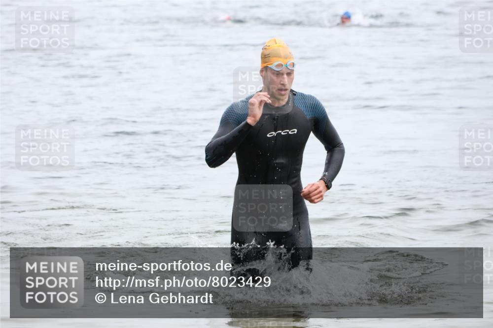15.06.2025 - 27. Vierlanden-Triathlon Lena Gebhardt http://msf.ph/oto/8023429 15.06.2025 10:53:03 Schwimmen 638 meine-sportfotos.de