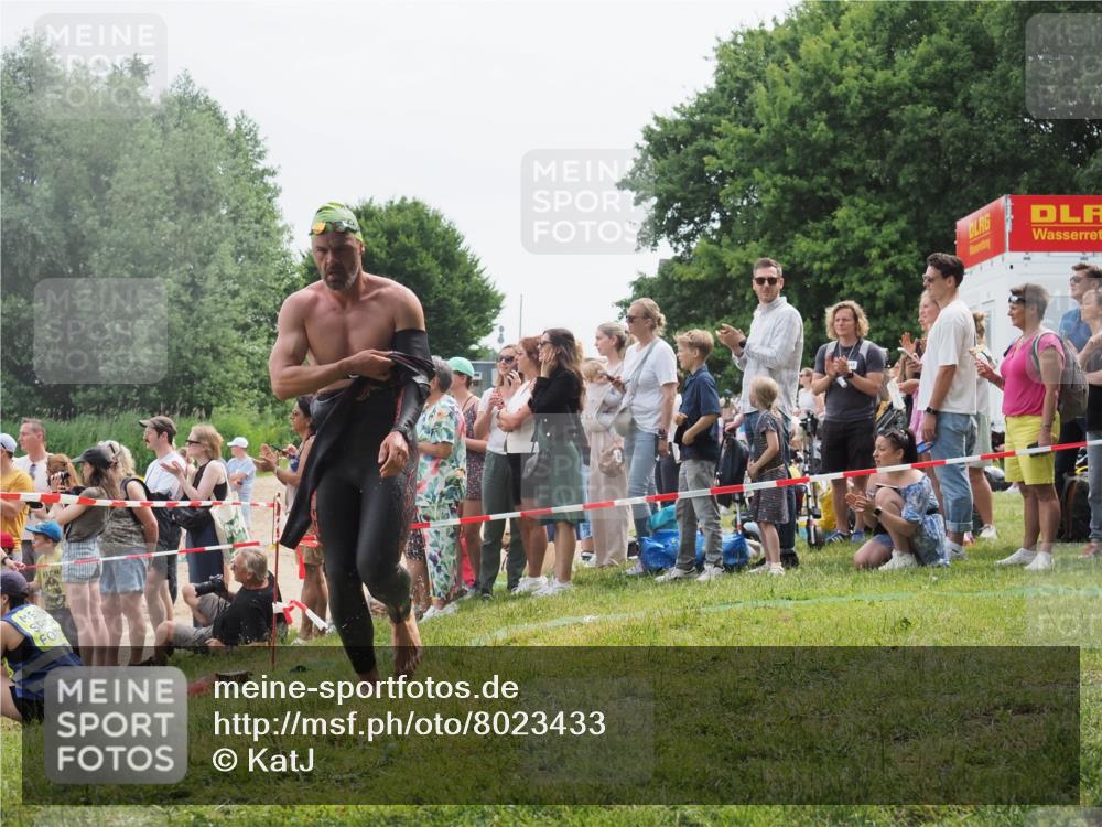 15.06.2025 - 27. Vierlanden-Triathlon KatJ http://msf.ph/oto/8023433 15.06.2025 10:56:24 Schwimmen 702, 716, 730 meine-sportfotos.de