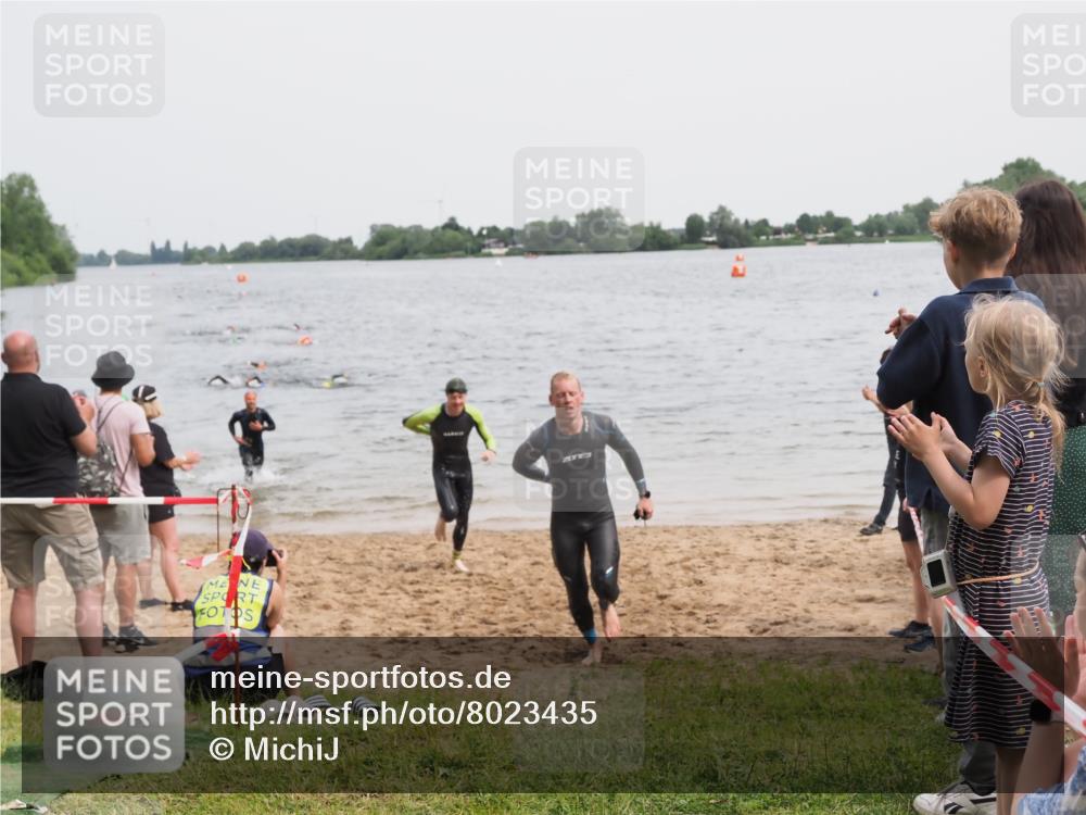 21.06.2025 - 27. Vierlanden-Triathlon MichiJ http://msf.ph/oto/8023435 15.06.2026 10:54:35 Schwimmen 695, 715, 749 meine-sportfotos.de