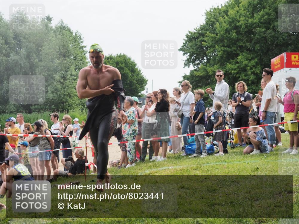 15.06.2025 - 27. Vierlanden-Triathlon KatJ http://msf.ph/oto/8023441 15.06.2025 10:56:24 Schwimmen 702, 716, 730 meine-sportfotos.de