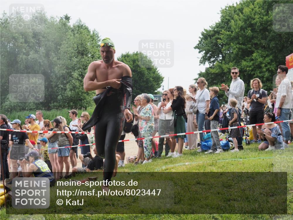 15.06.2025 - 27. Vierlanden-Triathlon KatJ http://msf.ph/oto/8023447 15.06.2025 10:56:24 Schwimmen 702, 716, 730 meine-sportfotos.de