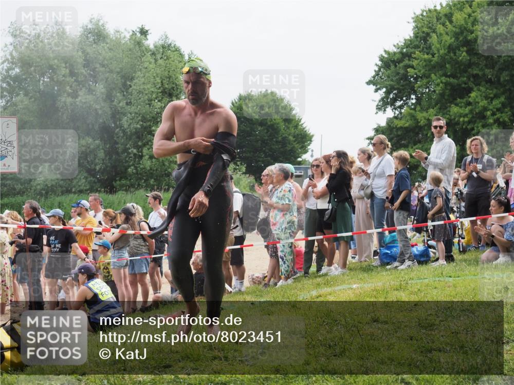 15.06.2025 - 27. Vierlanden-Triathlon KatJ http://msf.ph/oto/8023451 15.06.2025 10:56:25 Schwimmen 716, 730 meine-sportfotos.de