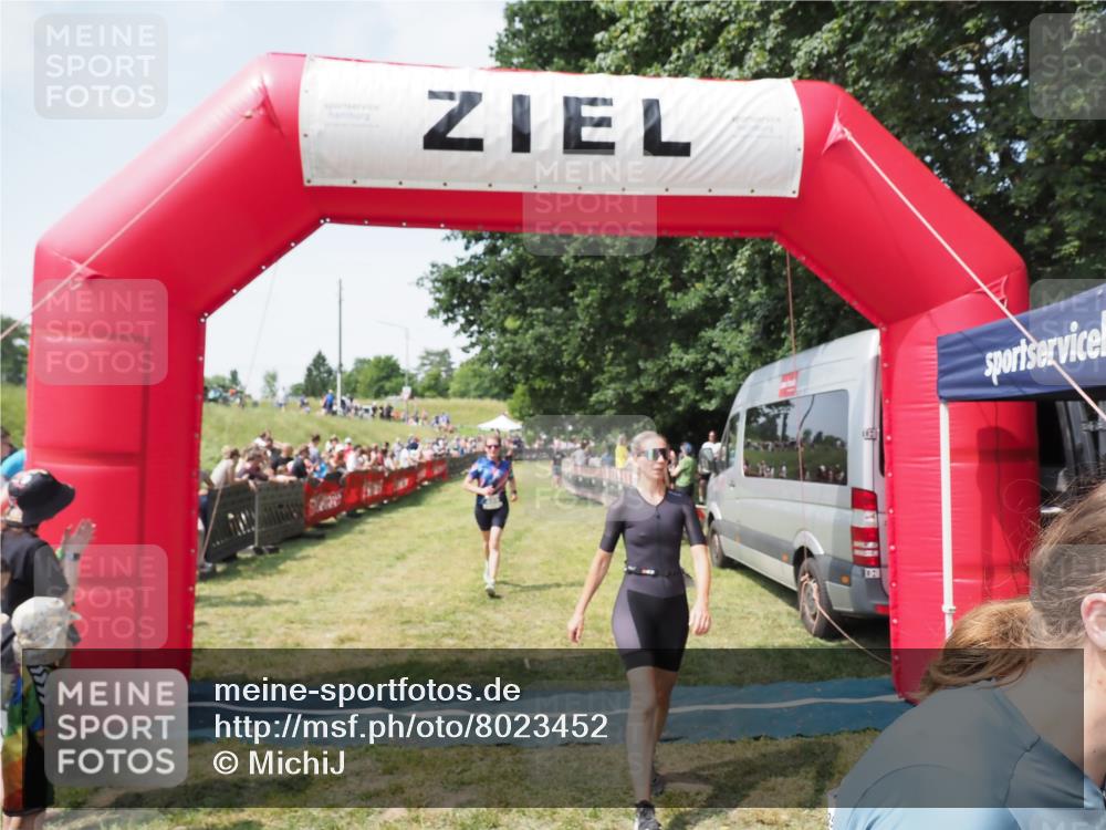 21.06.2025 - 27. Vierlanden-Triathlon MichiJ http://msf.ph/oto/8023452 15.06.2026 11:39:16 Ziel 489, 536, 621 meine-sportfotos.de