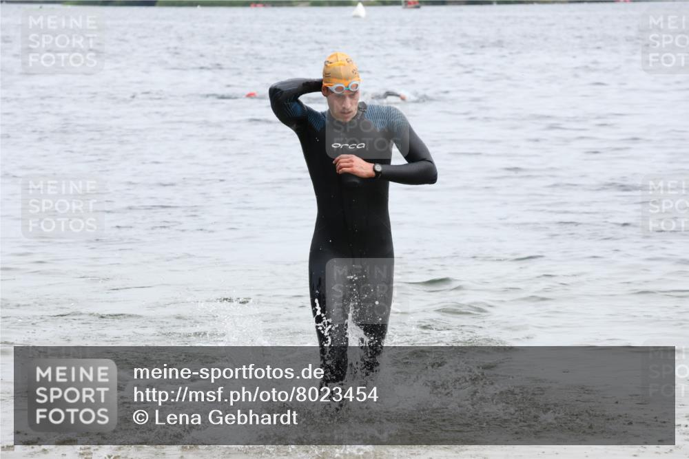 15.06.2025 - 27. Vierlanden-Triathlon Lena Gebhardt http://msf.ph/oto/8023454 15.06.2025 10:53:04 Schwimmen 638 meine-sportfotos.de