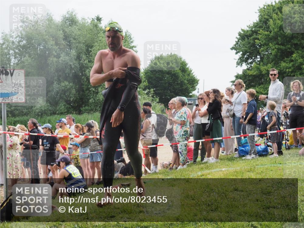 15.06.2025 - 27. Vierlanden-Triathlon KatJ http://msf.ph/oto/8023455 15.06.2025 10:56:25 Schwimmen 716, 730 meine-sportfotos.de