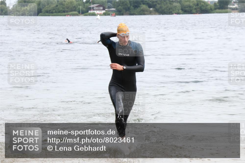 15.06.2025 - 27. Vierlanden-Triathlon Lena Gebhardt http://msf.ph/oto/8023461 15.06.2025 10:53:05 Schwimmen 638 meine-sportfotos.de
