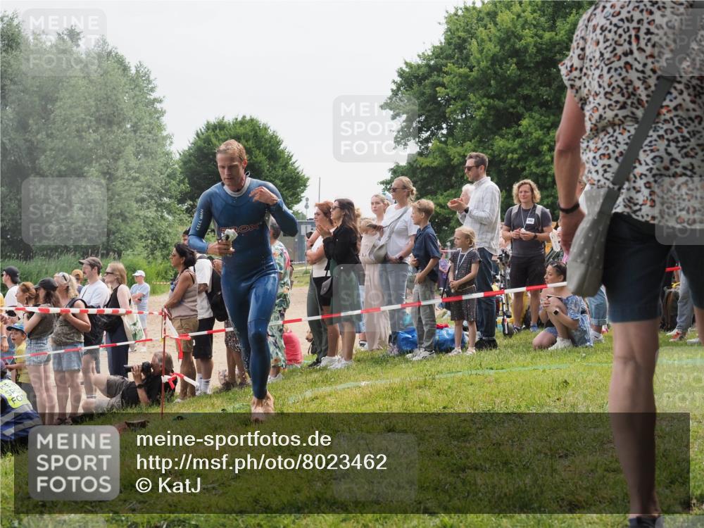 15.06.2025 - 27. Vierlanden-Triathlon KatJ http://msf.ph/oto/8023462 15.06.2025 10:56:33 Schwimmen 764, 771 meine-sportfotos.de