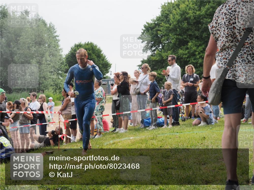 15.06.2025 - 27. Vierlanden-Triathlon KatJ http://msf.ph/oto/8023468 15.06.2025 10:56:33 Schwimmen 764, 771 meine-sportfotos.de
