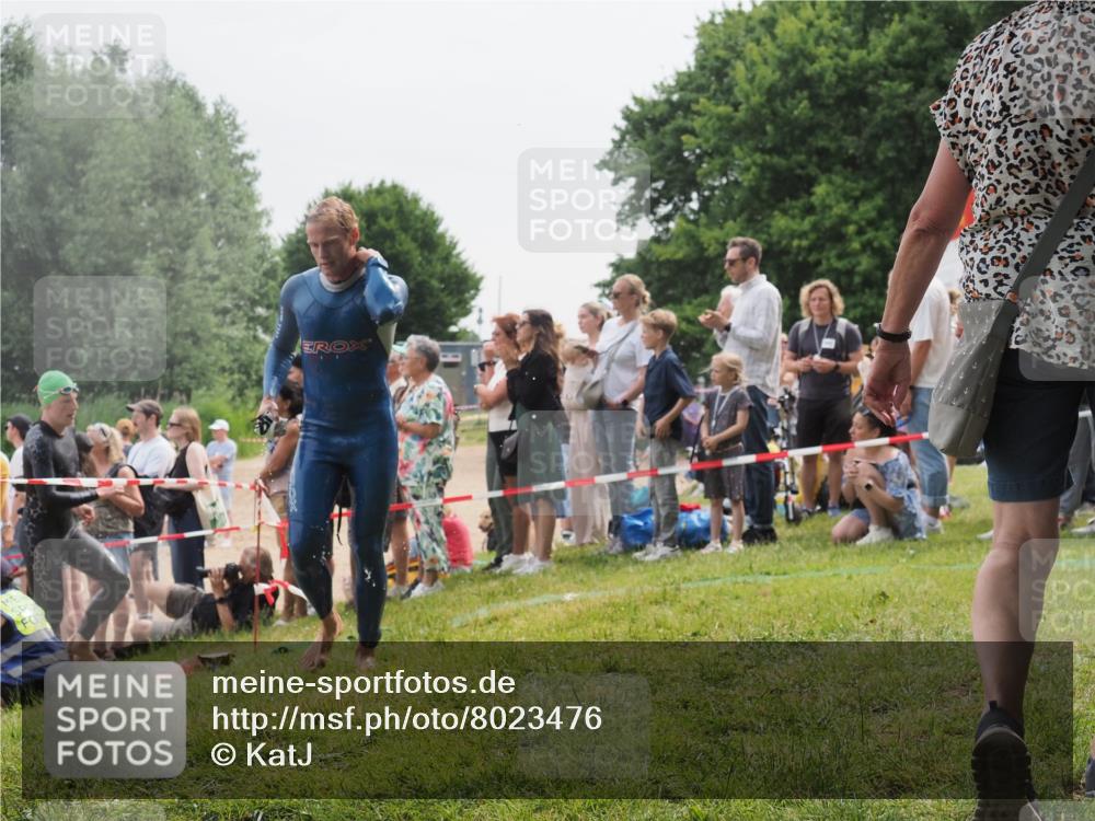 15.06.2025 - 27. Vierlanden-Triathlon KatJ http://msf.ph/oto/8023476 15.06.2025 10:56:33 Schwimmen 764, 771 meine-sportfotos.de