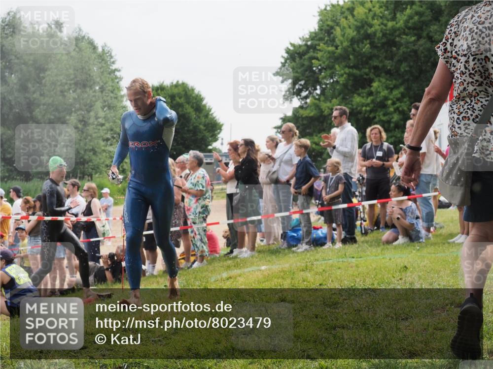 15.06.2025 - 27. Vierlanden-Triathlon KatJ http://msf.ph/oto/8023479 15.06.2025 10:56:33 Schwimmen 764, 771 meine-sportfotos.de