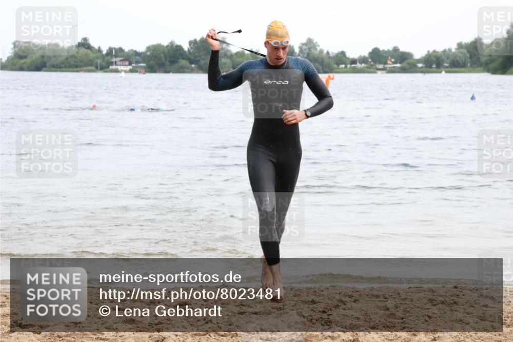 15.06.2025 - 27. Vierlanden-Triathlon Lena Gebhardt http://msf.ph/oto/8023481 15.06.2025 10:53:06 Schwimmen 638 meine-sportfotos.de