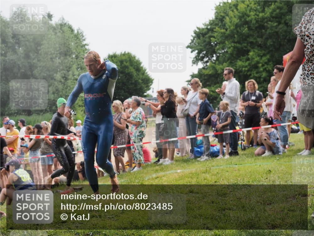 15.06.2025 - 27. Vierlanden-Triathlon KatJ http://msf.ph/oto/8023485 15.06.2025 10:56:33 Schwimmen 764, 771 meine-sportfotos.de