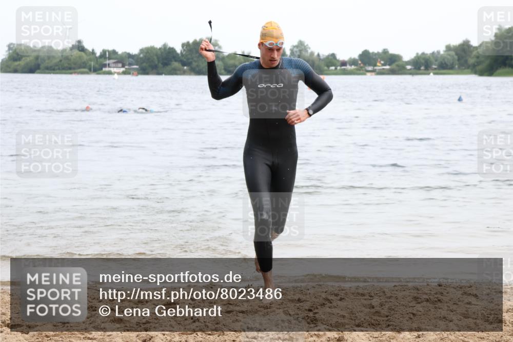 15.06.2025 - 27. Vierlanden-Triathlon Lena Gebhardt http://msf.ph/oto/8023486 15.06.2025 10:53:06 Schwimmen 638 meine-sportfotos.de