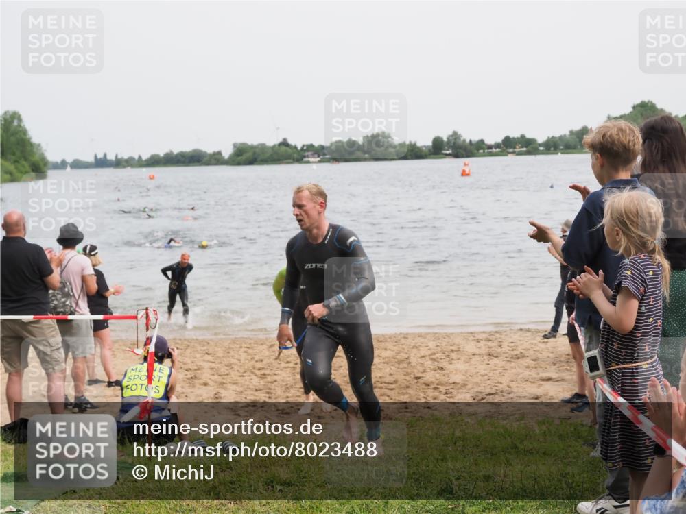 21.06.2025 - 27. Vierlanden-Triathlon MichiJ http://msf.ph/oto/8023488 15.06.2026 10:54:36 Schwimmen 695, 713, 715, 749 meine-sportfotos.de