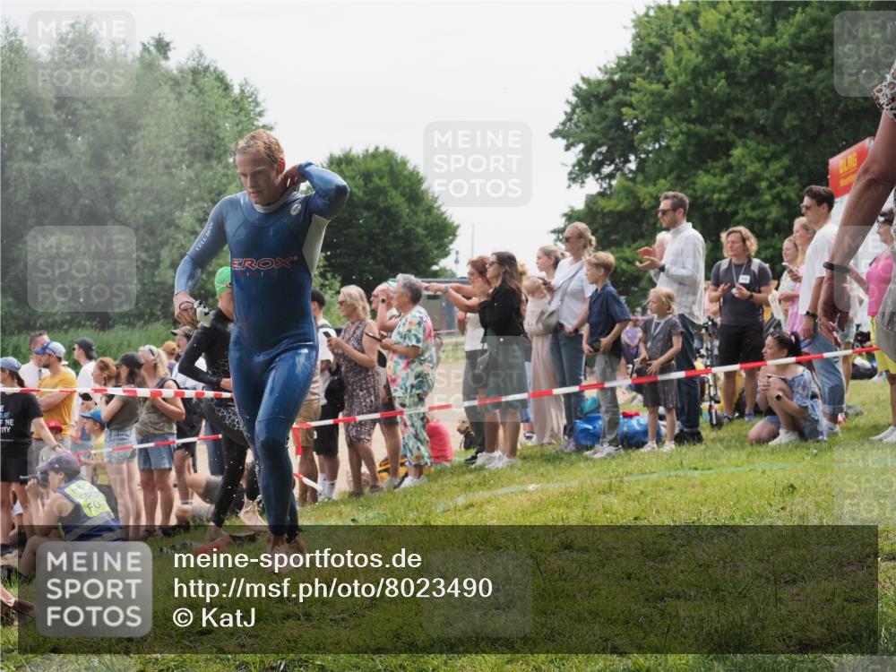 15.06.2025 - 27. Vierlanden-Triathlon KatJ http://msf.ph/oto/8023490 15.06.2025 10:56:33 Schwimmen 764, 771 meine-sportfotos.de