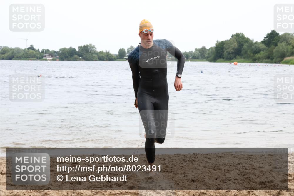 15.06.2025 - 27. Vierlanden-Triathlon Lena Gebhardt http://msf.ph/oto/8023491 15.06.2025 10:53:07 Schwimmen 638 meine-sportfotos.de